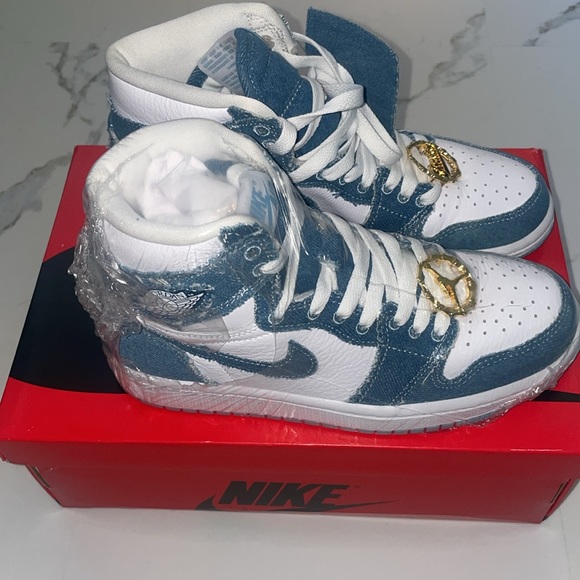 Nike Air Jordan 1 Retro HI OG - Picture 4 of 8